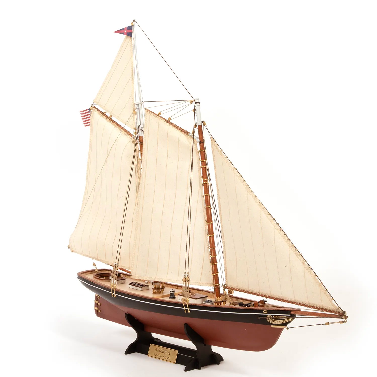 Maqueta naval de madera del yate America 1851 – peana con placa