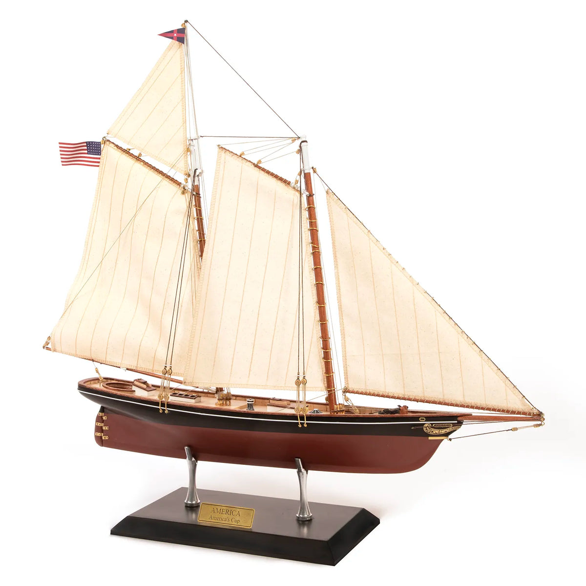 Maqueta del Yate America 1851 sobre peana de exposición con placa fotograbada