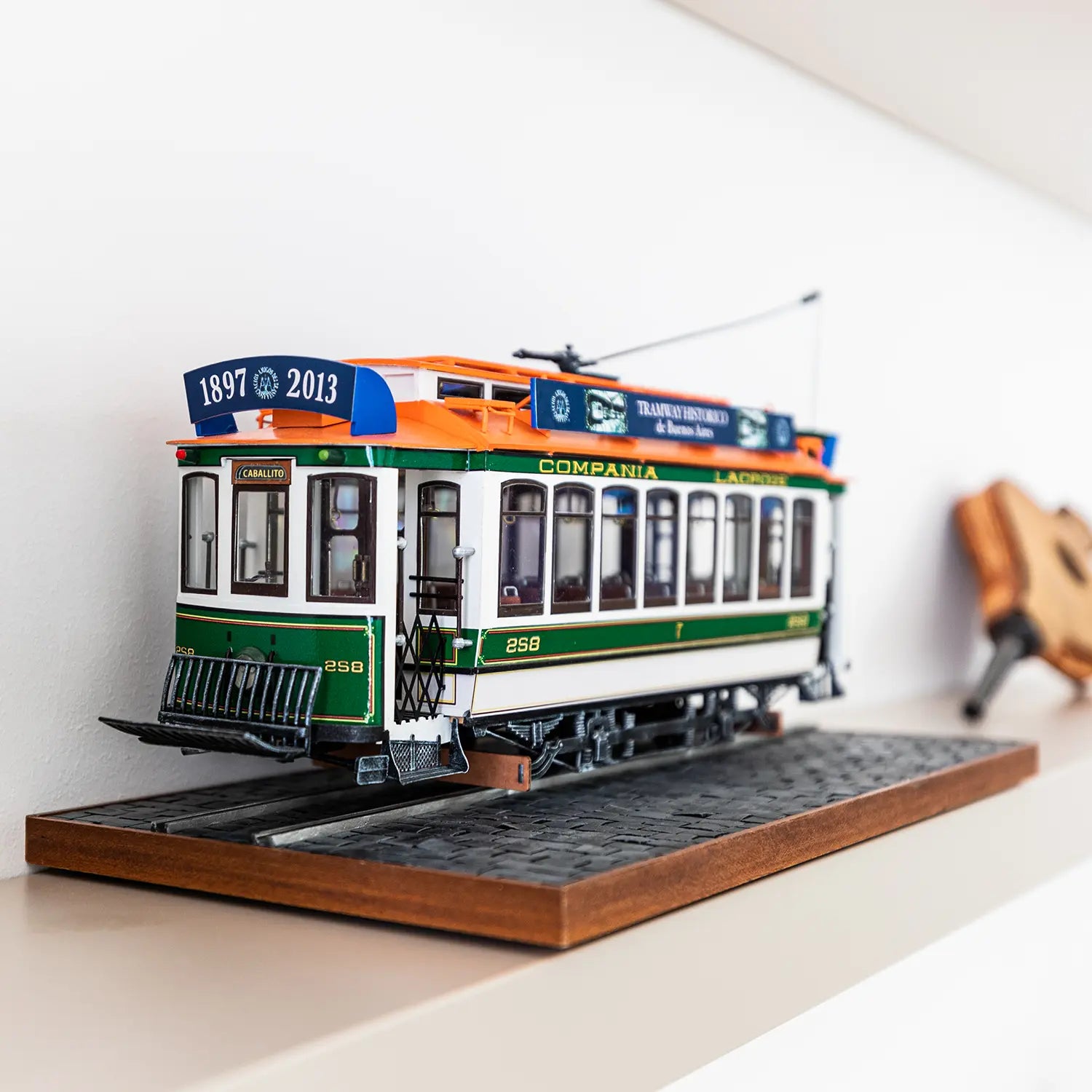 Maquette de tramway en bois : Buenos Aires - Jeux et jouets OCCRE - Avenue  des Jeux