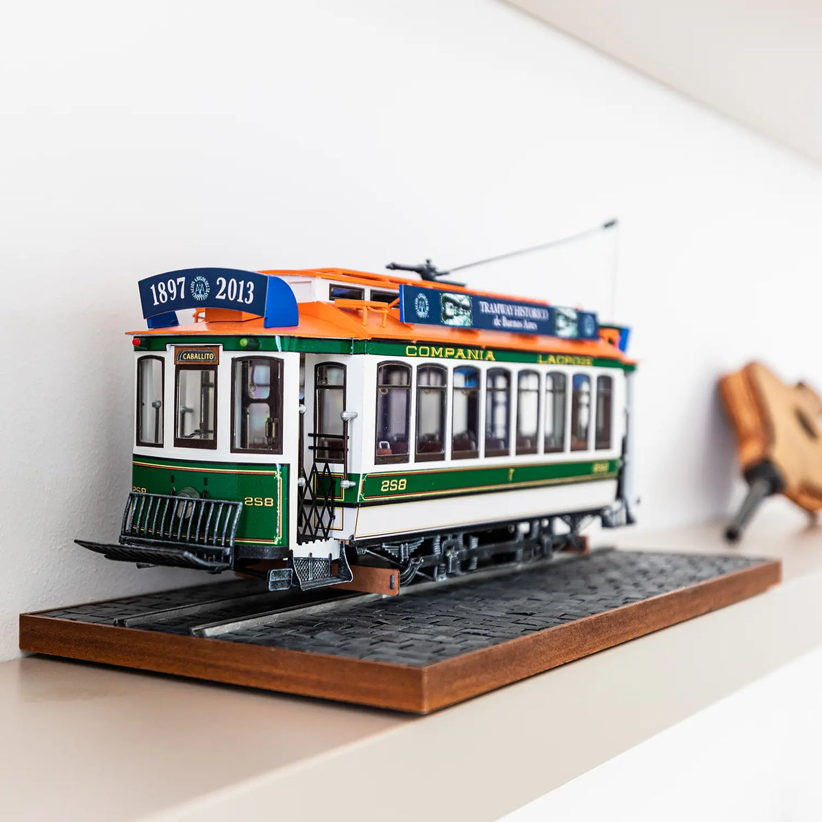 Maqueta de tranvía Buenos Aires de metal-madera