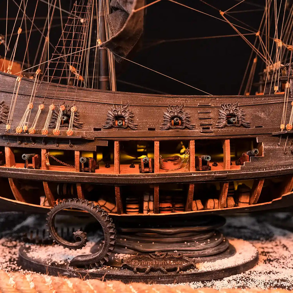 Peana exposición maqueta de barco de madera el Holandés Errante (Flying Dutchman)