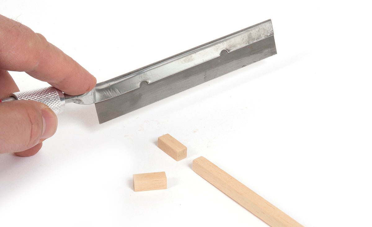 Sierra 27 mm para realizar maquetas de madera